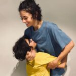 Çağla Şıkel Instagram - Söylenecek ne kadar güzel söz var oysaki…Ama bir türlü dökülmüyor dudaklarımdan. Anneler iyi bilir, hepsi kalbimizde saklı…🥹 Kuzeyim… İyi ki doğdun, iyi ki varsın ,iyi ki benim oğlumsun…🥹🥹🥹