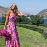 Çağla Şıkel Instagram - Sanmasınlar asla, seni benden ayrı Savrulur savrulur, saçlarında hayatın. Seni sorsunlar benden, bi’ tek ben anlarım…#Bodrum🤍🍒 #reklam #işbirliğideğildir