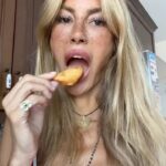 Çağla Şıkel Instagram - Pişi sevdam sorgulanmasın🫶🏼