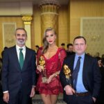 Çağla Şıkel Instagram - @magazingazetecileri Ödül töreni gecesinde Yılın en iyi kadın program sunucusu ödülüne layık görülmek ve bu ödülü @senturkdogann ın elinden almak büyük onur ...🙏🏻Layık gören herkese ve tabiki izleyicilerimize tüm ekibim adına çok teşekkür ederim…Nicelerine❤️ @foxturkiye @yenibirgunfox @provizyonmedya.tv @ufukcoskun_