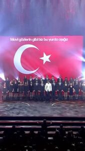 Çağla Şıkel Instagram - Tüm ama tüm hayatım boyunca unutmayacağım ve çocuklarıma izleteceğim dakikalar… Nekadar şanslıyım ,tüm kalbimi bu anlara bırakıyorum🥹🙏🏻 Kulisten hızlıca kendimizi dışarıya attığımızda herkesin ayakta olmasını 🥹ve bir çocuk gibi tüm heyecanımla bu şarkıyı söylemeye çalıştığım anları asla unutmayacağım… Atam bizi görüyorsun 🙏🏻hissediyorsun biliyorum . Sen yokken de senin yolunda biz hep böyleyiz . Öyle heyecanlı ,öyle gururlu ve öyle kararlı 🙏🏻 Düşmanız esarete, önderimle karşıyız. Mavi gözlerin gibi biz bu yurda âşığız! Duysun cihan, duysun biriz Duysun, bizim bu gök deniz! #normender Bu altın kelebek kalbimde 🙏🏻 emeği geçen herkese teşekkür ederim ❤️🙏🏻 #pantenealtınkelebeködülleri