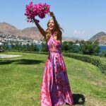 Çağla Şıkel Instagram - Sanmasınlar asla, seni benden ayrı Savrulur savrulur, saçlarında hayatın. Seni sorsunlar benden, bi’ tek ben anlarım…#Bodrum🤍🍒 #reklam #işbirliğideğildir