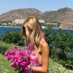 Çağla Şıkel Instagram - Sanmasınlar asla, seni benden ayrı Savrulur savrulur, saçlarında hayatın. Seni sorsunlar benden, bi’ tek ben anlarım…#Bodrum🤍🍒 #reklam #işbirliğideğildir