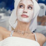 Çağla Şıkel Instagram - Cilt bakımına uzun yıllardır çok önem veren ve düzenli olarak profesyonel bakım yaptıran biri olarak severek ve güvenerek kullandığım @skinceuticals ürünleriyle dermatoloğum @dromurtekeli’nin kliniğinde muhteşem bir bakım günü gerçekleştirdik. 🌸 Amerika’nın 1 numaralı profesyonel cilt bakım markası olan SkinCeuticals, 40 yıllı aşkın bilimsel araştırmalar sonucu geliştirilen patentli içerikleriyle cildimin ihtiyacı olan bakımı evde de yapabilmemi sağlamasıyla benim cilt bakım rutinimde kullandığım vazgeçilmez ve kurtarıcı markalardan oldu, aynı zamanda cildimde inanılmaz bir dönüşüm sağladı. Kullandığınız andan itibaren cildinizi ışıl ışıl yapan etkisini ve onunla birlikte gelen mutluluğu da zaten anlatmaya gerek yok videoda görebilirsiniz. 😍✨ @antioksidanotoritesi #skinceuticals #antioksidanotoritesi #ciltbakımı #skincare #işbirliği #skinceuticalsturkiye