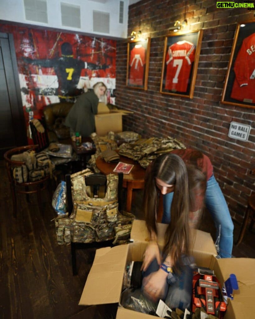 Éric Cantona Instagram - The Cantona pub in Lviv 🇺🇦 has been transformed into a volunteer coordination centre. Dear Andy Markovets, Among all the injustices in the world, I am very moved and proud that your pub bears my name! Strength and Courage to you and your family! Hope we will soon celebrate your victory in your pub!!!👊🏼✊🏼💪🏼 @kanatoba_laundzh