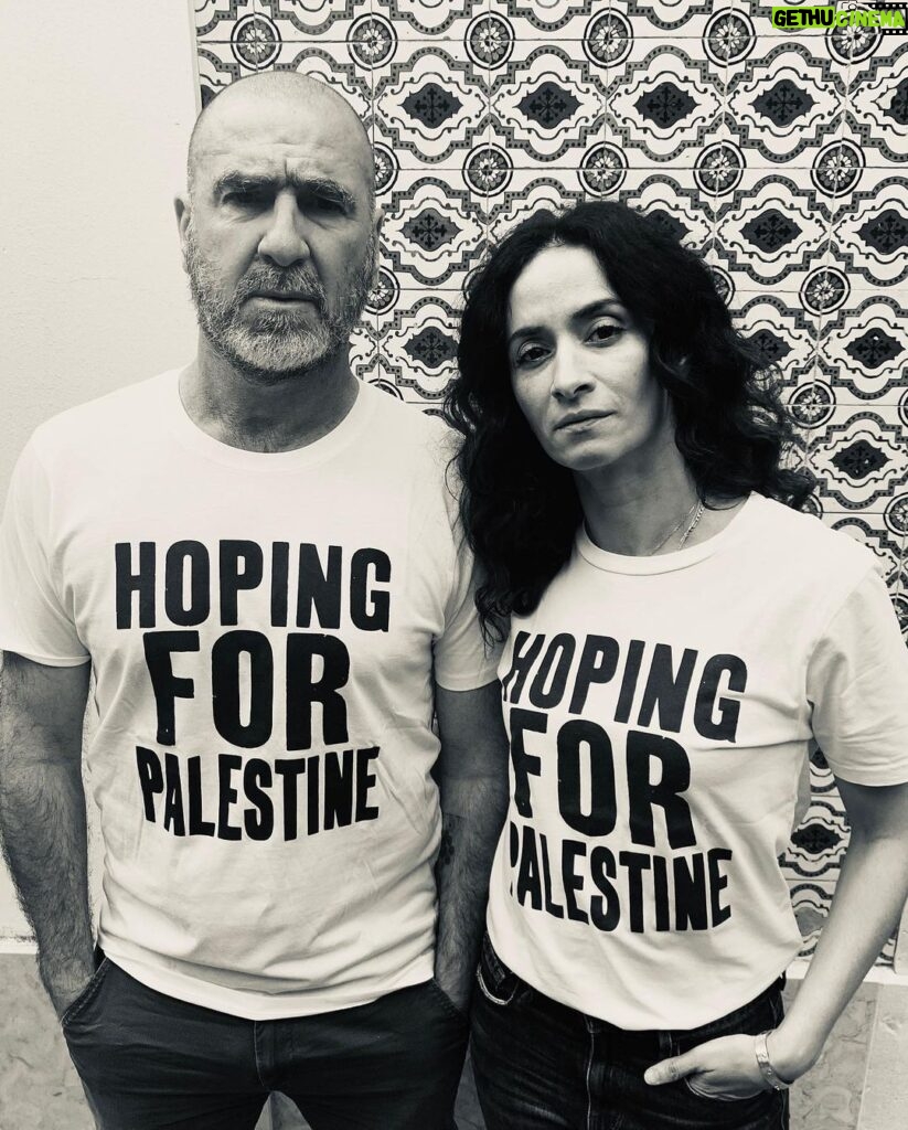 Éric Cantona Instagram - T-Shirt and scarf designed by @bella_freud for @hoping_foundation Hoping is raising funds for Palestinian Medical Relief society’s emergency response in Gaza. @rachidabrakni #tildaswinton