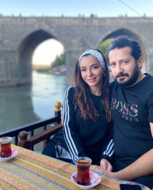 Öykü Gürman Instagram - Severek,sevilerek kıymet bulmak ne güzel. Ömrün hep sağlıkla,güzelliklerle,
mutluluklarla geçsin dilerim. Dualarım seninle. İyi ki varsın🙏🏼❤️ can yoldaşım,arkadaşım, dostum, sevgilim,ruh eşim doğumgünün kutlu olsun,herşey gönlünce olsun. Allah yolunu açık etsin daima… @fatihicmeli 
🙏🏼🧿💃🏻🎈🖤❤️ #maşallah 
seni çok seviyorum😘 #nisan28 #doğumgünü #happybirthday 🎁🎂🥳 #fatihicmeli