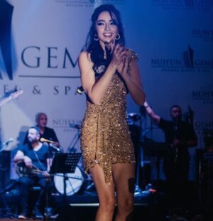 Öykü Gürman Instagram - Yüreğimiz kıymet bilene emanet. #çokşükür🙏 
#sahne #konser #müzik @tuuubiiis @10uroz 
Elbise : @hasanaltin_official 🌟👑🏅
#photography @burakk.photography