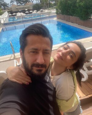Öykü Gürman Instagram - Severek,sevilerek kıymet bulmak ne güzel. Ömrün hep sağlıkla,güzelliklerle,
mutluluklarla geçsin dilerim. Dualarım seninle. İyi ki varsın🙏🏼❤️ can yoldaşım,arkadaşım, dostum, sevgilim,ruh eşim doğumgünün kutlu olsun,herşey gönlünce olsun. Allah yolunu açık etsin daima… @fatihicmeli 
🙏🏼🧿💃🏻🎈🖤❤️ #maşallah 
seni çok seviyorum😘 #nisan28 #doğumgünü #happybirthday 🎁🎂🥳 #fatihicmeli