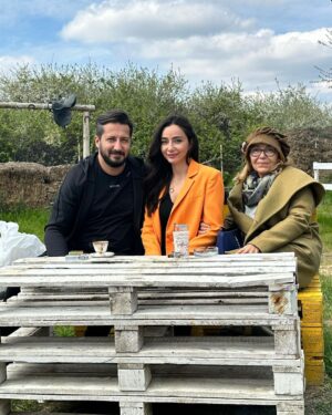 Öykü Gürman Instagram - Allahım, ne güzel şey bu dost yüzü!
İnsanın kalbine dolan bu bakış!
Ey çorak ruhlara veren bu süsü,
Ey gönül, sana alkış, alkış, alkış!
Gel dostum, yanıma otur, dizime
Koy sıcak başını. Konuşmayalım,
Bakışalım yalnız.
Cevap ver: Sevdin mi beni bakalım? 
Doru🤍🐎🐴🐎🐴🫶🏼

Bu günü güzel dostluklarla, muhabbetle geçirmemize olanak sağlayan @cekirdekyapimproduksiyon ailesine @saros_binicilik ekibine çok teşekkür ederim. Ne güzel karşıladınız bizi. @erginkilikcier Ergin’ciğim ne güzel arkadaşlıklar edindik bugün. Emeklerinin,iyi niyetinin karşılığını her daim alman dileğiyle… Sevgili yönetmenimiz @tolgasavu tüm oyuncu arkadaşlarım,set ekibimiz hepiniz iyi ki varsınız. “Grabuna” köyü  tüm bu güzel enerjilerle sarmalandı.Keyfimiz daim olsun🧡 Uğur böcekleri, kelebekler kalbinize dokunsun. 🐞🦋🐞🦋 

@fatihicmeli @nesrinnamal @alkanserra @cekirdekyapimproduksiyon @grabunafilm @saros_binicilik @erginkilikcier @sirsizayna @ramizmullamusa @bahtiyarenginofficial @rkaanyilmaz @sedaayzc @fuatkurtoglu @tolgasavu @serkangulguler @hakanakguntr @atiferdoganofficial @mehtapbayri @ozlemgezginn @masaladnansaglam @allitemel @fethigulenyuz @byyusufuz @denizdgannn 
Fotoğraflar @gulsah.citak 📸 #photography 

#sinema #film #movie #película #art #cinema
#grabunafilm #keşan #çamlıcaköyü #grabuna