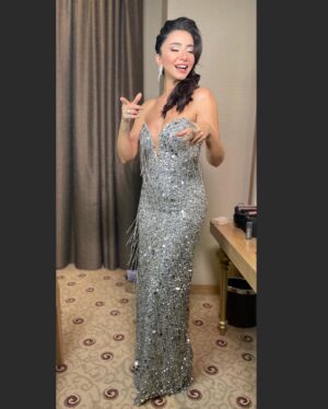 Öykü Gürman Instagram - #yeniyıl #happynewyear #2023
#sahne #konser sağlıklı,huzurlu,bereketli,şahane bir yıl olsun hepimiz için🎄💃🏻❤️🙏🏼🙌🏼🧿😌👑💫 müzisyen arkadaşlarıma, ekibime sevgili menajerim @10uroz Onur Özkan’a , güzel kalplim @tuuubiiis Tuğba’ya, emeği geçen herkese çok teşekkür ederim❤️🙏🏼💃🏻🙌🏼 #mutluyıllar🎉 ❤️🎄💃🏻😘🙏🏼
Elbise : @hasanaltin_official 
Saç: @g.r.k.m_you 
Makyaj: @afyonmakeupartist Gamze❤️
@canboz_makeup @cemcolak.hair_designer @mustin_makeupartist
Fotoğraf: @gokhanbursalioglu