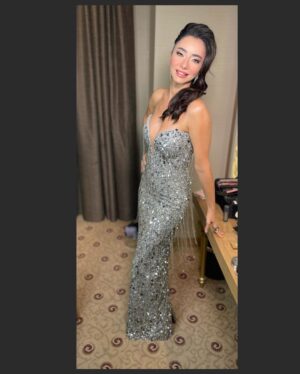Öykü Gürman Instagram - #yeniyıl #happynewyear #2023
#sahne #konser sağlıklı,huzurlu,bereketli,şahane bir yıl olsun hepimiz için🎄💃🏻❤️🙏🏼🙌🏼🧿😌👑💫 müzisyen arkadaşlarıma, ekibime sevgili menajerim @10uroz Onur Özkan’a , güzel kalplim @tuuubiiis Tuğba’ya, emeği geçen herkese çok teşekkür ederim❤️🙏🏼💃🏻🙌🏼 #mutluyıllar🎉 ❤️🎄💃🏻😘🙏🏼
Elbise : @hasanaltin_official 
Saç: @g.r.k.m_you 
Makyaj: @afyonmakeupartist Gamze❤️
@canboz_makeup @cemcolak.hair_designer @mustin_makeupartist
Fotoğraf: @gokhanbursalioglu