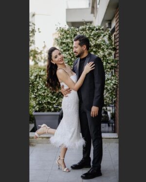 Öykü Gürman Instagram - Güzel dilekleriniz,mesajlarınız için çok teşekkür ederiz. #mutlulukpaylaştıkçaçoğalır #çokşükür #aileherşeydir❤️ 
@fatihicmeli @10uroz @tuuubiiis 

Fotoğraf: @nilgunkara 
Makyaj: @tugbagazanfer 
Saç: @batuhangelislihairstudio 
@cerengavasoglu 
Elbise : @davetcokelbisemyok 
Ayakkabı: @lutvelizade_ 
Takılar:@gulsahaydinaccessories