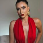 Öykü Gürman Instagram - @oykugurman ‘ı konsere hazırladık 🤍⭐️ Güzelliğini herhangi bir kelime ile sıfatlaştıramıyorum 💐 Sizce nasıl olmuş? Makeup; @candemirkurt #öykügürman #makeupbyme #skinlover Istanbul, Turkey