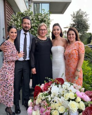 Öykü Gürman Instagram - Bu şahane fotoğraflar için teşekkür ederiz canım @nilgunkara ❤️🙏🏼🧿 
Ne güzel anlar yaşadık hep birlikte.  #aileherşeydir❤️