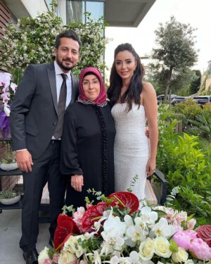 Öykü Gürman Instagram - Bu şahane fotoğraflar için teşekkür ederiz canım @nilgunkara ❤️🙏🏼🧿 
Ne güzel anlar yaşadık hep birlikte.  #aileherşeydir❤️
