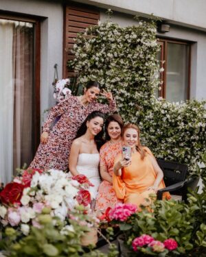 Öykü Gürman Instagram - Bu şahane fotoğraflar için teşekkür ederiz canım @nilgunkara ❤️🙏🏼🧿 
Ne güzel anlar yaşadık hep birlikte.  #aileherşeydir❤️