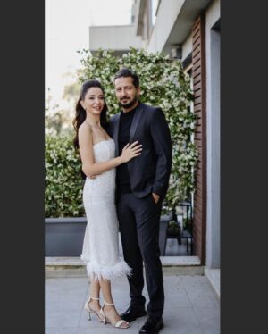 Öykü Gürman Instagram - Güzel dilekleriniz,mesajlarınız için çok teşekkür ederiz. #mutlulukpaylaştıkçaçoğalır #çokşükür #aileherşeydir❤️ 
@fatihicmeli @10uroz @tuuubiiis 

Fotoğraf: @nilgunkara 
Makyaj: @tugbagazanfer 
Saç: @batuhangelislihairstudio 
@cerengavasoglu 
Elbise : @davetcokelbisemyok 
Ayakkabı: @lutvelizade_ 
Takılar:@gulsahaydinaccessories