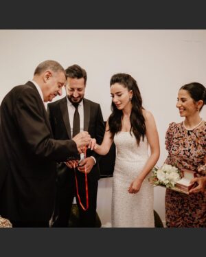 Öykü Gürman Instagram - Güzel dilekleriniz,mesajlarınız için çok teşekkür ederiz. #mutlulukpaylaştıkçaçoğalır #çokşükür #aileherşeydir❤️ 
@fatihicmeli @10uroz @tuuubiiis 

Fotoğraf: @nilgunkara 
Makyaj: @tugbagazanfer 
Saç: @batuhangelislihairstudio 
@cerengavasoglu 
Elbise : @davetcokelbisemyok 
Ayakkabı: @lutvelizade_ 
Takılar:@gulsahaydinaccessories