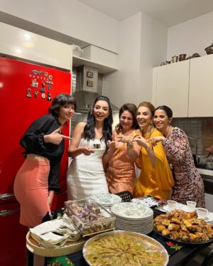 Öykü Gürman Instagram - Güzel dilekleriniz,mesajlarınız için çok teşekkür ederiz. #mutlulukpaylaştıkçaçoğalır #çokşükür #aileherşeydir❤️ 
@fatihicmeli @10uroz @tuuubiiis 

Fotoğraf: @nilgunkara 
Makyaj: @tugbagazanfer 
Saç: @batuhangelislihairstudio 
@cerengavasoglu 
Elbise : @davetcokelbisemyok 
Ayakkabı: @lutvelizade_ 
Takılar:@gulsahaydinaccessories
