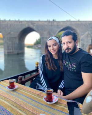 Öykü Gürman Instagram - Sevdaya,iyiliğe,aşka,anlayışa,
muhabbete,kavuşmaya,umuda,
saygıya,hayallere dair hangi kelimeler varsa hepsi sende,hepsi bizimledir. Ne mutlu ki; yolcusu olduğumuz bu hayatta seninle herşeyi “paylaşmak”, birlikte bu yolları yürümek ne kadar keyifliymiş. Hissettirdiğin huzur,güven ve mutluluk için teşekkür ederim. Doğumgünün kutlu olsun canım sevdiceğim… #mutluluğundaimolsun dilerim. #hepmutluolalım #sağlıklıolalım #çokşükür🙏 bu özel gecede tüm duaların kabul olsun. #kadirgecesi Yeni yaşında başarı,şans,huzur,mutluluk hep seninle olsun.Seni çok seviyorum❤️ #28nisan #doğumgününkutluolsun @fatihicmeli