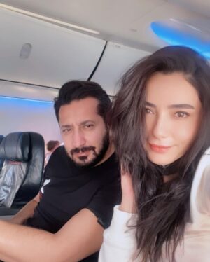 Öykü Gürman Instagram - Sevdaya,iyiliğe,aşka,anlayışa,
muhabbete,kavuşmaya,umuda,
saygıya,hayallere dair hangi kelimeler varsa hepsi sende,hepsi bizimledir. Ne mutlu ki; yolcusu olduğumuz bu hayatta seninle herşeyi “paylaşmak”, birlikte bu yolları yürümek ne kadar keyifliymiş. Hissettirdiğin huzur,güven ve mutluluk için teşekkür ederim. Doğumgünün kutlu olsun canım sevdiceğim… #mutluluğundaimolsun dilerim. #hepmutluolalım #sağlıklıolalım #çokşükür🙏 bu özel gecede tüm duaların kabul olsun. #kadirgecesi Yeni yaşında başarı,şans,huzur,mutluluk hep seninle olsun.Seni çok seviyorum❤️ #28nisan #doğumgününkutluolsun @fatihicmeli