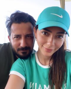 Öykü Gürman Instagram - Sevdaya,iyiliğe,aşka,anlayışa, muhabbete,kavuşmaya,umuda, saygıya,hayallere dair hangi kelimeler varsa hepsi sende,hepsi bizimledir. Ne mutlu ki; yolcusu olduğumuz bu hayatta seninle herşeyi “paylaşmak”, birlikte bu yolları yürümek ne kadar keyifliymiş. Hissettirdiğin huzur,güven ve mutluluk için teşekkür ederim. Doğumgünün kutlu olsun canım sevdiceğim… #mutluluğundaimolsun dilerim. #hepmutluolalım #sağlıklıolalım #çokşükür🙏 bu özel gecede tüm duaların kabul olsun. #kadirgecesi Yeni yaşında başarı,şans,huzur,mutluluk hep seninle olsun.Seni çok seviyorum❤️ #28nisan #doğumgününkutluolsun @fatihicmeli