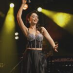 Öykü Gürman Instagram - Sahne 💫 #konser #müzik Sen bir balığın ezberinde bile kalırsın. Ahmed Arif der ki: ''Bir gönül inceliğidir, bir insana değerli olduğunu hissettirmek.'' Saç: @senelbozkurt_ Makyaj: @sevimeminn @10uroz @fatihicmeli @tuuubiiis @madenvedat53 #ekipcandır 🤲🏻❤️🧿💃🏻@tutkucan80 @gungorkahraman_official @salihyasargunes @taner_keser @ahmet_www_ @mkendirli @tcirfanbabacan @slekesizgoz
