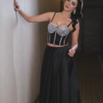 Öykü Gürman Instagram - Sahne 💫 #konser #müzik Sen bir balığın ezberinde bile kalırsın. Ahmed Arif der ki: ''Bir gönül inceliğidir, bir insana değerli olduğunu hissettirmek.'' Saç: @senelbozkurt_ Makyaj: @sevimeminn @10uroz @fatihicmeli @tuuubiiis @madenvedat53 #ekipcandır 🤲🏻❤️🧿💃🏻@tutkucan80 @gungorkahraman_official @salihyasargunes @taner_keser @ahmet_www_ @mkendirli @tcirfanbabacan @slekesizgoz