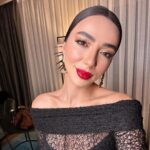 Öykü Gürman Instagram - Duygunun asaleti, kuvvet ve isabetindedir. Kendini tanımak, marifetlerin marifeti. Olgunlaşmak kalbin daha hassas, kanın daha sıcak, zekânın daha işlek, ruhun daha huzurlu olması demek. Aşk bir teslimiyettir, bir eriyiştir. Yeniden doğmak için uyanıştır. Aşkın bütün sırrı iki kelimede: Varlığından soyunmak. Aşk için ya hep vardır, ya hiç. Sen hep misin, hiç misin? #cemilmeriç #sevgililergünü 14.02.2024 Saç: @cemcolak.hair_designer Makyaj: @fatmaatalaydogan