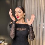 Öykü Gürman Instagram - Duygunun asaleti, kuvvet ve isabetindedir. Kendini tanımak, marifetlerin marifeti. Olgunlaşmak kalbin daha hassas, kanın daha sıcak, zekânın daha işlek, ruhun daha huzurlu olması demek. Aşk bir teslimiyettir, bir eriyiştir. Yeniden doğmak için uyanıştır. Aşkın bütün sırrı iki kelimede: Varlığından soyunmak. Aşk için ya hep vardır, ya hiç. Sen hep misin, hiç misin? #cemilmeriç #sevgililergünü 14.02.2024 Saç: @cemcolak.hair_designer Makyaj: @fatmaatalaydogan