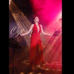 Öykü Gürman Instagram - Fotoğraf: @serkanaliciftci Makyaj : @can_demirkurt @ardabektasmaltepe Saç: @sahyjemalhairartist #sahne #müzik #eğlence #yeniyıl #aksigorta #aksigortabambaşka @10uroz @fatihicmeli @tuuubiiis #ekipcandır❤ #kırmızı #rojo #vakko @vakko #kırmızıelbise @michaelkors