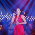 Öykü Gürman Instagram - Fotoğraf: @serkanaliciftci Makyaj : @can_demirkurt @ardabektasmaltepe Saç: @sahyjemalhairartist #sahne #müzik #eğlence #yeniyıl #aksigorta #aksigortabambaşka @10uroz @fatihicmeli @tuuubiiis #ekipcandır❤ #kırmızı #rojo #vakko @vakko #kırmızıelbise @michaelkors