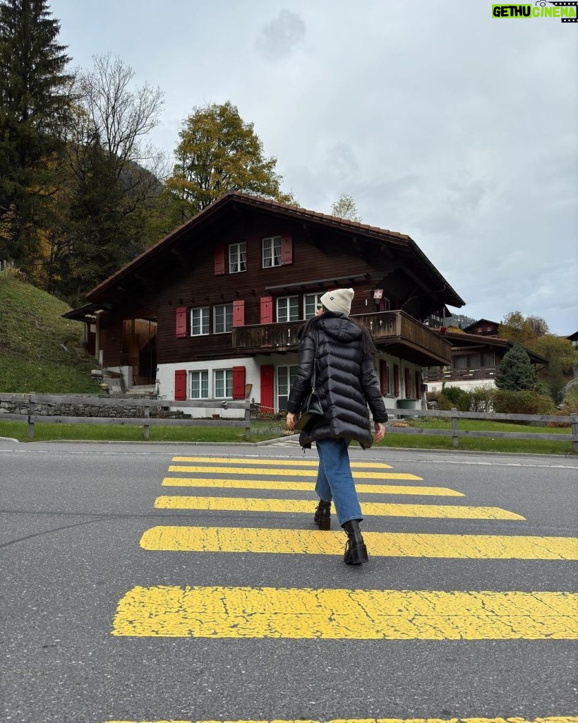 Özge Gürel Instagram - Buralar hep dutluk 🫠 Lauterbrunnen, Switzerland -Swiss Alps