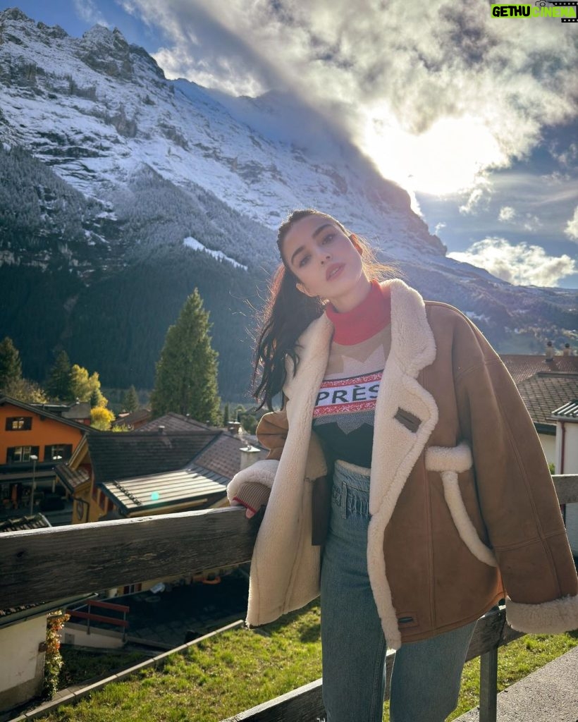 Özge Gürel Instagram - Heidi ve dağlar kızı Reyhan arasında gidip geliyorum 😏 Grindelwald, Switzerland