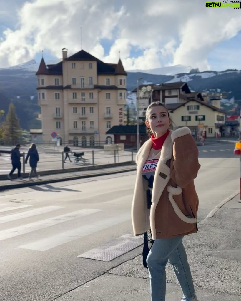 Özge Gürel Instagram - Heidi ve dağlar kızı Reyhan arasında gidip geliyorum 😏 Grindelwald, Switzerland