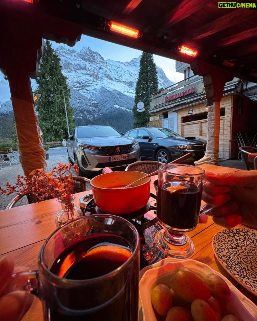 Özge Gürel Instagram - Heidi ve dağlar kızı Reyhan arasında gidip geliyorum 😏 Grindelwald, Switzerland