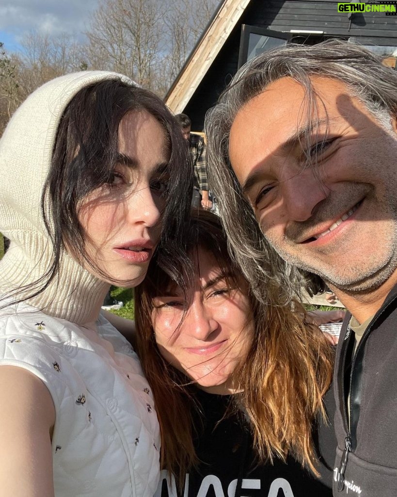 Özge Gürel Instagram - Biz bi’ doğaya döndük 🍀♥️ @alemdergisi 💫