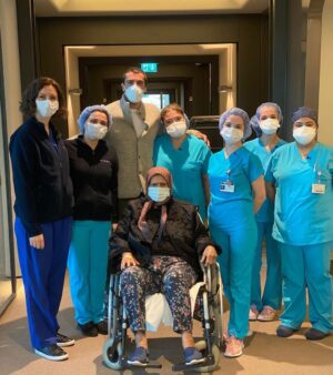 İbrahim Çelikkol Instagram - Yaklaşık 1 yıldır  hep birlikte çok zorlu bir süreçten geçiyoruz. Bu hastalık en yakınlarımızla bile aramıza ciddi mesafeler koydu. Ülkece birçok kayıp verdik, sevdiklerimizi göremediğimiz ve sarılamadığımız günler geçiriyoruz.

Bu süreçte hayatımda çok kıymetli bir yeri olan anneannemin COVID-pozitif olduğunu öğrendik. Son 20 gündür yaşadığımız bu süreçle ilgili özel bir teşekkür etmek isterim. Acıbadem Taksim Hastanesi’nin hekimleri ve hemşireleri bir aile gibi ilgilenerek anneannemi iyileştirdi ve anneannem tekrar sağlığına kavuşarak taburcu oldu. Ayrıca bu dönem boyunca yanımızda olan ve desteğini asla esirgemeyen @arzukaratas73 ‘e ve büyük bir özveriyle bu küresel afette sağlığımız için çalışan tüm sağlık görevlilerine teşekkür ederim.

Doktor: @edvin_murrja 

Hemşireler:
•Hande Erhan 
•Evşen Karamanlı 
•Selma Taneri 
•Merve Özdaş 
•Hatice Akay 
•Elif Asena Tirinkoğlu 
•Dilenay Yılmaz 
•Sündüz Kadı

Hasta bakıcı: Elvin Polat

Hemşirelik hizmetleri müdürü: Gökçe Bahtiyar
