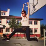 İrem Sak Instagram - Selçuk Anadolu Lisesi! Şu potaya hep asılmak isterdim, oh soğudum ;) #canımokulum