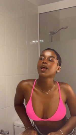 C4 Pedro Instagram - DE QUE PAÍS É ESTA MORENA? 

Morena achada 🎵
@c4pedro_official ❤️

#C4PEDRO 🏅
#ForçaDeNZAMBI ✊🏿

_________
@17_brass 📸