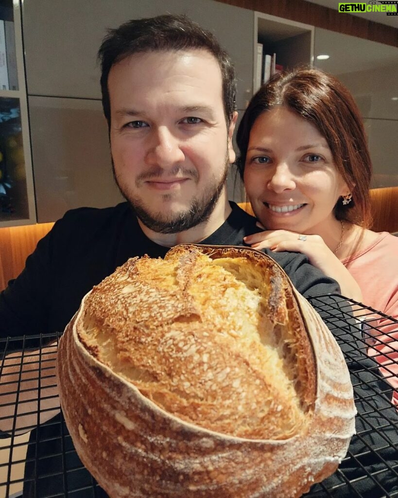 Şahan Gökbakar Instagram - O zaman bir ekşimaya pazar ekmeği gelsin. Dün mayaladım, bugün pişirdim. Kokuyu alan mahmurem de, yamacimda yerini aldı🤣 @bizimmutfakhalleri
