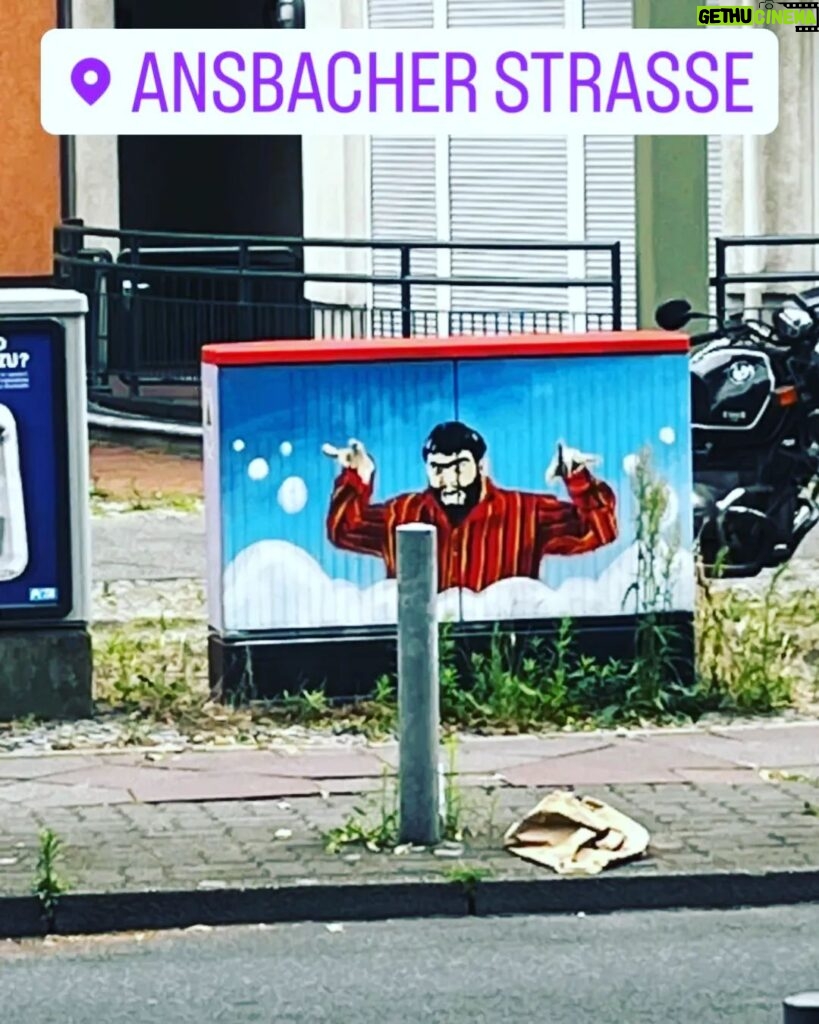 Şahan Gökbakar Instagram - Duvarda resmimiz, alemde ismimiz var! Berlin sokakları adam görsün🤣 #recepivedik #recepivedik7 #berlin #grafiti #streetart Ansbacher Straße