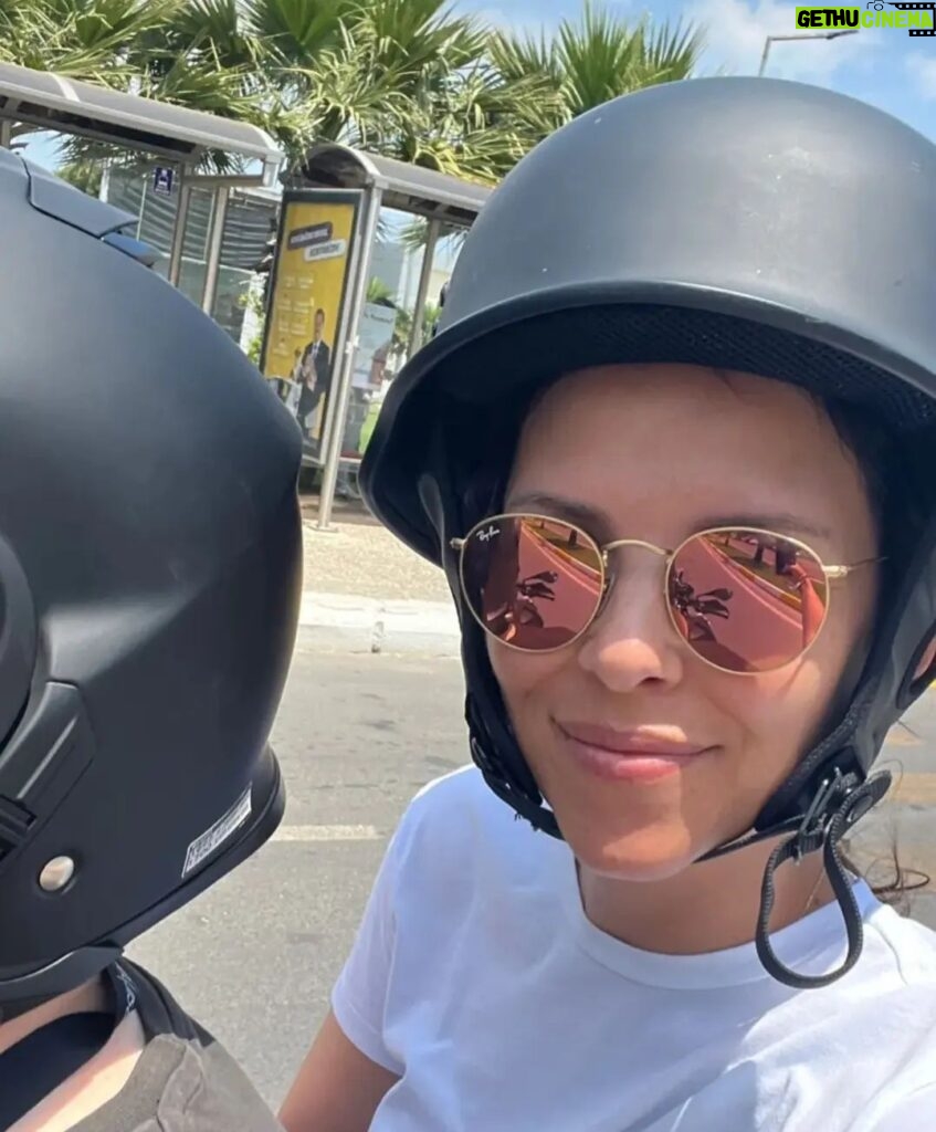 Şahan Gökbakar Instagram - Çekimlerin ilk haftası bitti. Bugün tatil.Hanımı aldım motorla Ayvalık turu attık. Önce Şeytan Tepesine gittik, sonra tost yedik. Üstüne dibek kahvesi ictik. Finali de damla sakızı dondurmalı lor tatlısı ile yaptik. 😁🥰 @bizimmutfakhalleri ❤