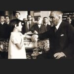Şahan Gökbakar Instagram - 23 Nisan Ulusal Egemenlik ve Çocuk Bayramı Kutlu Olsun... Seni çok seviyoruz Büyük Atatürk 🇹🇷❤️