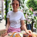 Şahan Gökbakar Instagram - Çekimlerin ilk haftası bitti. Bugün tatil.Hanımı aldım motorla Ayvalık turu attık. Önce Şeytan Tepesine gittik, sonra tost yedik. Üstüne dibek kahvesi ictik. Finali de damla sakızı dondurmalı lor tatlısı ile yaptik. 😁🥰 @bizimmutfakhalleri ❤