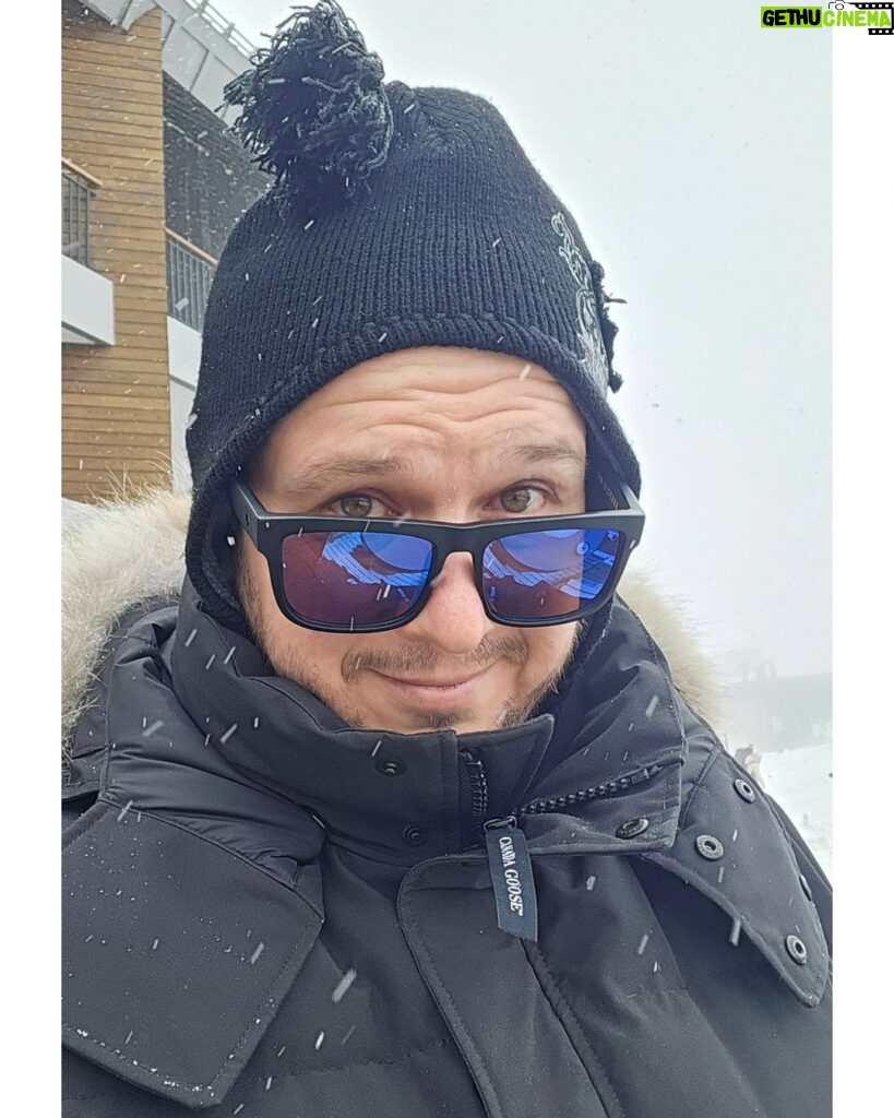 Şahan Gökbakar Instagram - Ski ci biri değilim.😁 Ortamini seviyorum.⛷