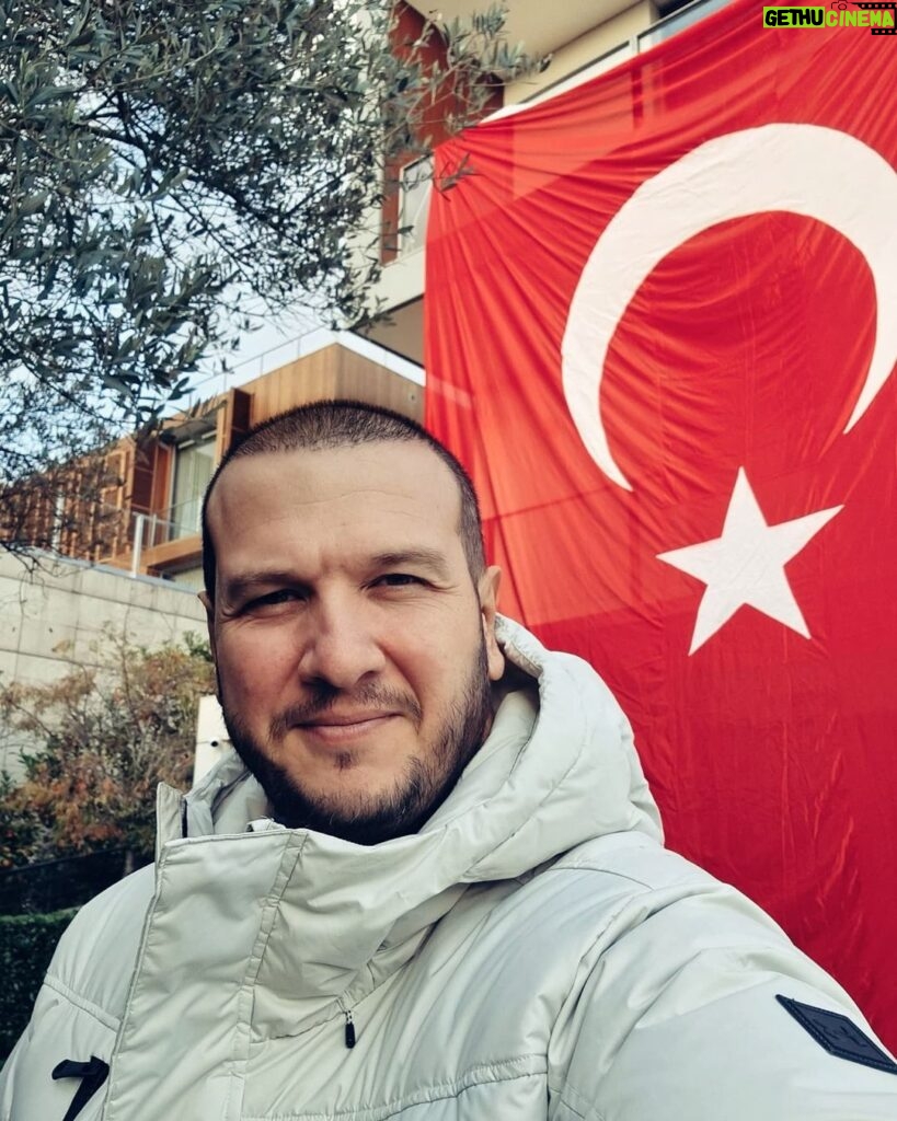 Şahan Gökbakar Instagram - Eskiden bu toprakların tek bir sahibi varmış. Padişah derlermiş ona. Herşey ona aitmiş ve bu topraklarda yaşayan milyonlarca insan da onun kullarıymış. Halktan birinin ülke yönetimine karışması veya başa geçmesi mümkün değilmiş. Çünkü mutlak monarşi denilen sistem yani padişahlık babadan oğula veya kardeşten kardeşe geçermiş sadece. Derken bir gün bu topraklar istila edilmiş. Her yere el koymuş düşman. Kaçan kaçmış, anlaşan anlaşmış ve bu halk kaderiyle baş başa bırakılmış. Eee bu hikaye burda biter mi? Bitmez... Sonra bir kahraman vatan evladı çıkmış.Adı MUSTAFA KEMAL. Önce bütün halkı tek vücut etmiş, ardından bu millete önderlik ederek tüm düsmanları bu topraklardan kovmuş.Tekrar vatanı geri alınca düşmandan, kendisi padişah mı olacak? Tabi ki hayır.. Bu topraklar artık, kendi vatanını kanıyla canıyla savunan bu milletindir. Yönetim şekli Cumhuriyet olacak ve bundan sonra egemenlik kayıtsız şartsız milletin olacak demiş. Işte bugün bu kararın 98.yıl dönümü... Bu satırları bir padişahın kulu olarak değil, fikri hür, vicdanı hür, irfanı hür ve cesur bir Cumhuriyet çocuğu olarak yazıyorum. Bana bu imkanı veren büyük ve güzel adam MUSTAFA KEMAL ATATÜRK'ü de minnet, saygı ve sonsuz sevgiyle anıyorum... Yaşasın Cumhuriyet! ❤🇹🇷