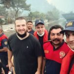 Şahan Gökbakar Instagram - Neredeyse 2 ay once, Marmaris'te yanginla mucadele edilen bir gecenin ardindan, gün ağarırken bu fotoyu cekmistik.. Aydın İtfaiyesi Müdürü Murat ve değerli itfaiyeci kardeşlerim, kahraman Sahil Güvenlik personeli ve Donanmamız. 2 ay geçti; bu sefer onlar aileleriyle Marmarise geldiler, ben de onları ziyaret ettim. Hem biraz güldük hem de o zor günleri tekrar hatırladık...Hepsine tekrar teşekkür ederim. 🙏❤
