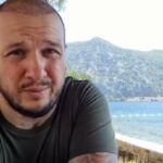 Şahan Gökbakar Instagram - Neden, doğru bulunup alınan bir kararı her yerde uygulamiyoruz? Anneler babalar ve cocuklarimiz neden turistler gibi kendimizi guvende hissedemiyoruz?? Turizmde herkesi aşılayıp, eğitimde aşılamamak?? Ayrica cocugunu okula yollayan veliler de aşilanmali degil mi? Nezaketle soruyor, mantıklı bir cevap rica ediyorum... @drfahrettinkoca @saglikbakanligi